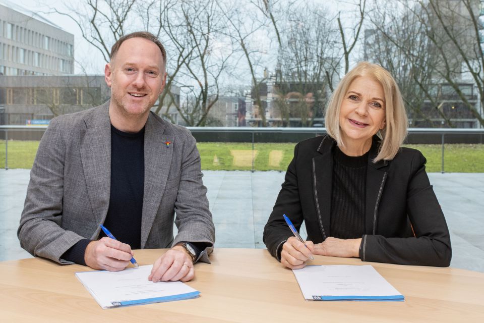 Wethouder Van der Pol en Triborgh ondertekenen overeenkomst